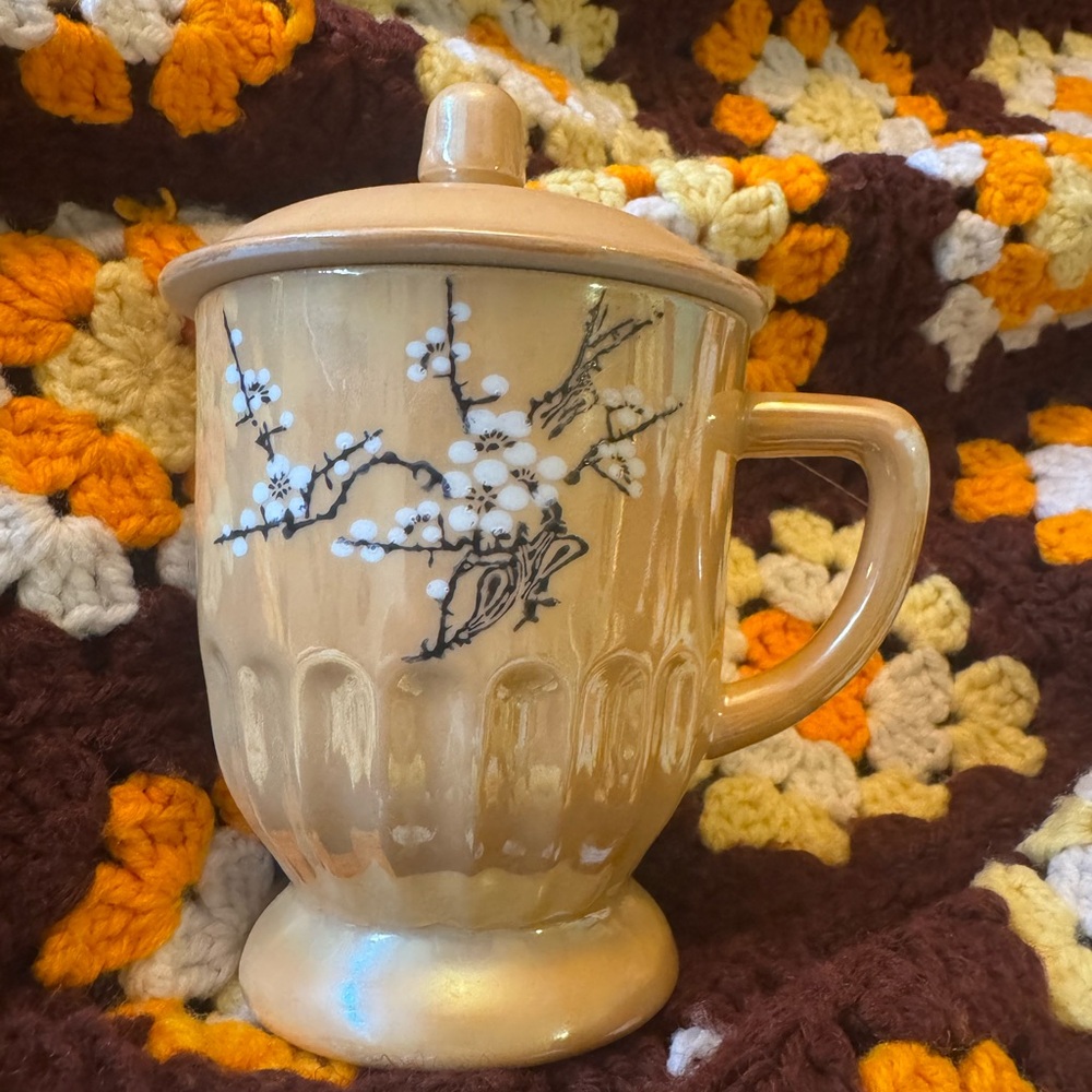 Peach lusterware mug with lid
